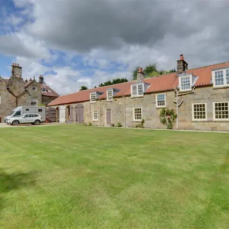 Vakantiehuis Manor Courtyard Cottages Combined